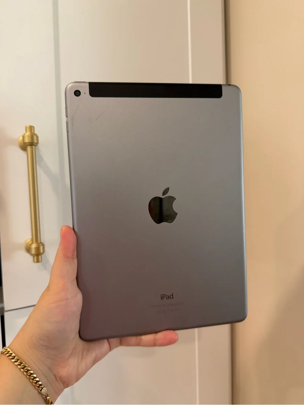 APPLE iPad Air 2 - Wi-Fi + Cellular - 64 GB - VERIZON SIM - Model MH2M2LL/A
